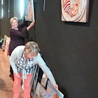 Photo  de ©  photo :installation de l'expo Art & Coeur au féminin, La Rochelle 12 et 13 mars 2011