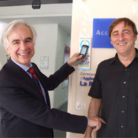 Photo  de  photo DR - Maxime Bono, maire de la Rochelle et R. Metayer - Stickers NFC